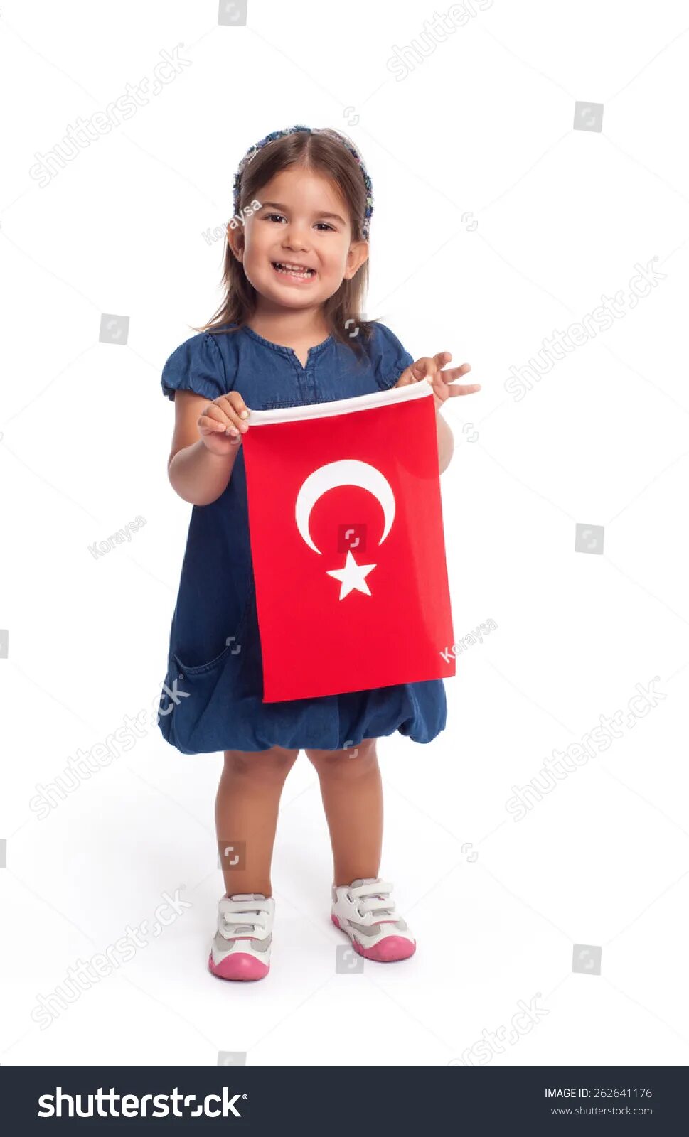 Держитесь на турецком. Ребенок с турецким флагом. Флаг Турции дети. Девочка с турецким флагом. Девочка держит флаг Турции.