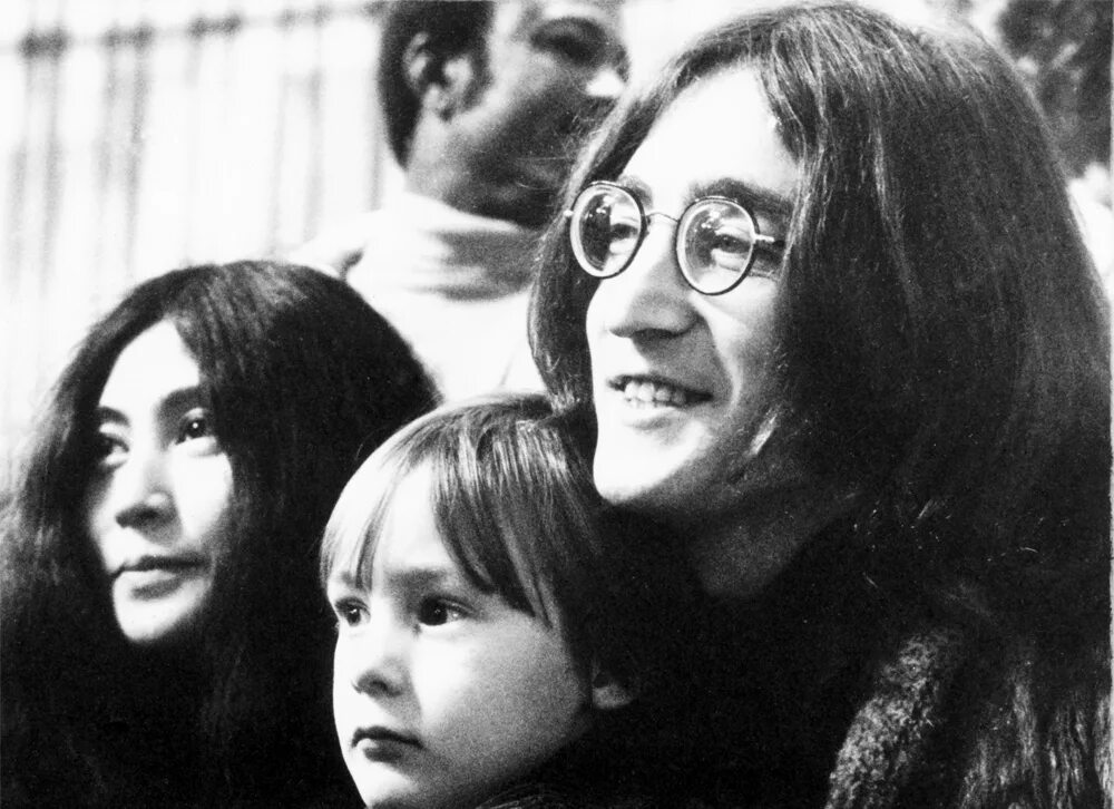 Вдова леннона. Жена Джона Леннона. Дети Джона Леннона и Йоко оно. Джон Леннон с женой и сыном. Джон Леннон последняя фотосессия с женой.