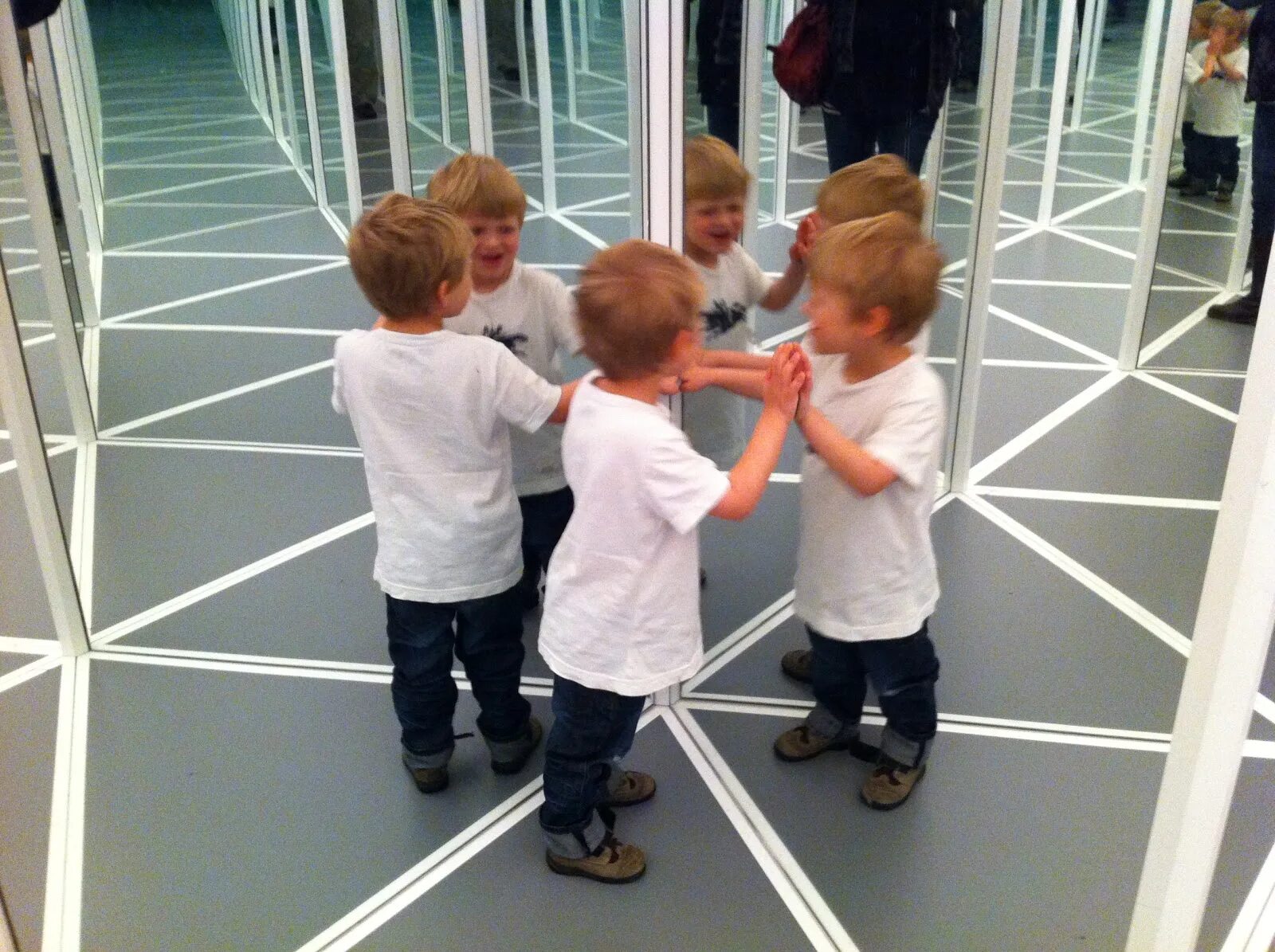 Отражение лабиринт в погоне. Зеркальный Лабиринт с детьми. Девочка в зеркальный Лабиринт. Зеркальный Лабиринт Альгамбра Швейцария. Эскиз зеркальный Лабиринт.