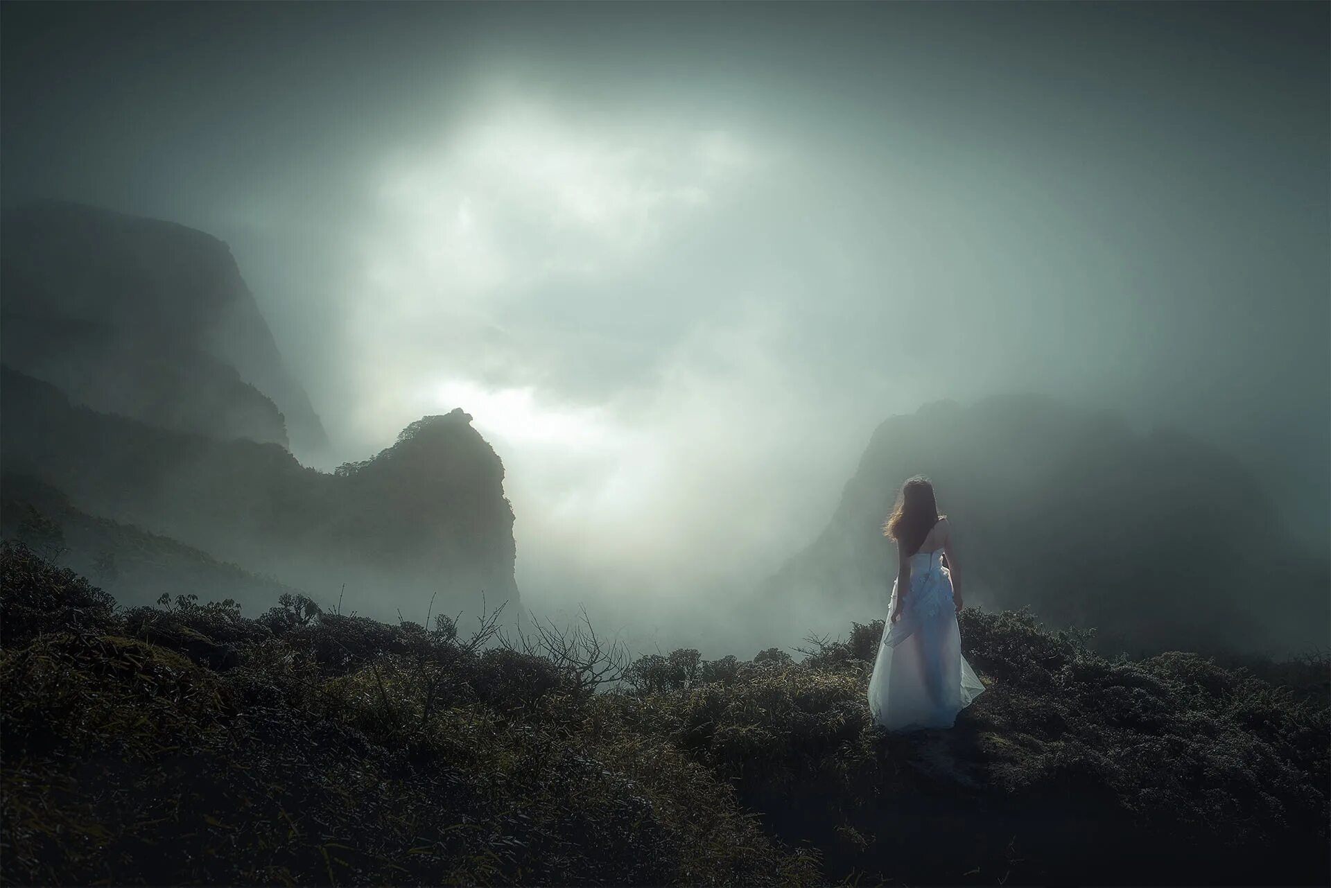 Мама голове туман. Девушка горы туман. Фотосессия на обрыве. Девушка над обрывом. Девочка в тумане.