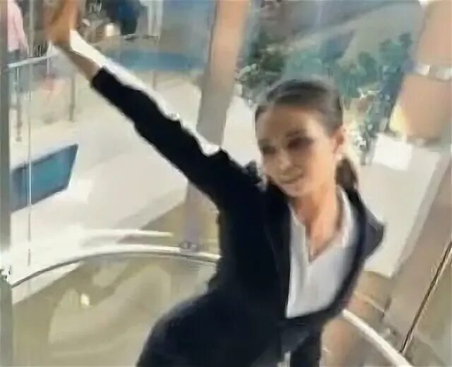 Женщина фотограф. Видеонаблюдение с балкона. Девушки не знали про камеру. Фотограф девушка с фотоаппаратом. Камера видеонаблюдения мистика.