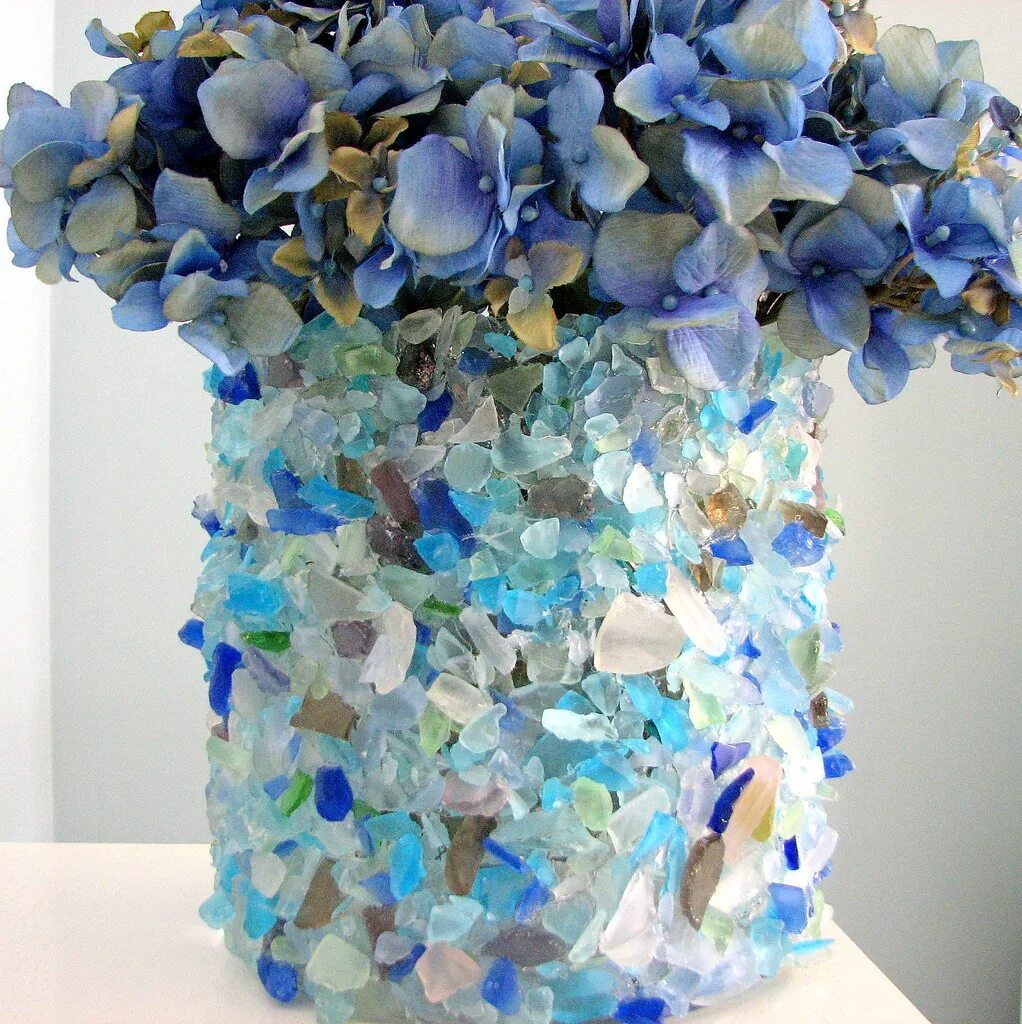 Glass made from sand. Вазы из морских стеклышек. Поделки из морских стеклышек. Цветы из морского стекла. Ваза цветное стекло.