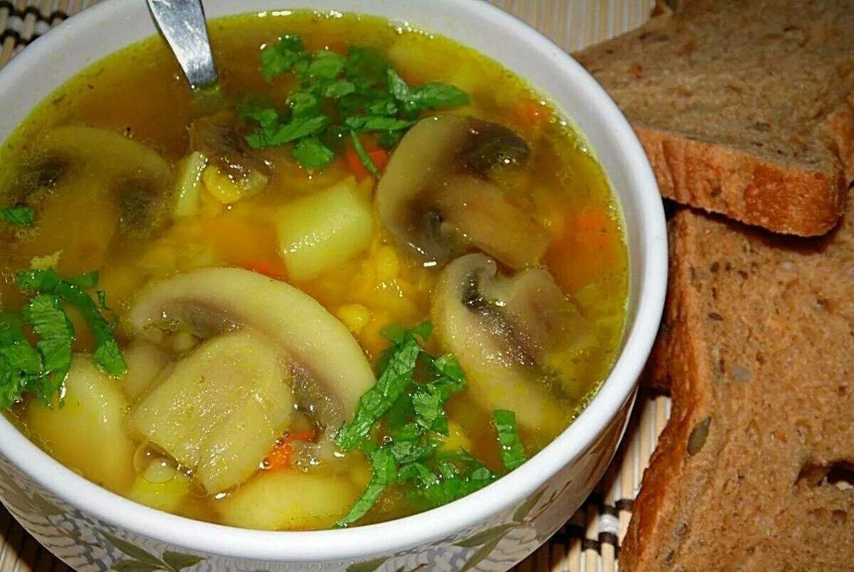Суп с окорочком. Похлебка Гороховая с грибами. Гороховый грибной суп. Гороховый суп с грибами. Суп с курицей и грибами.