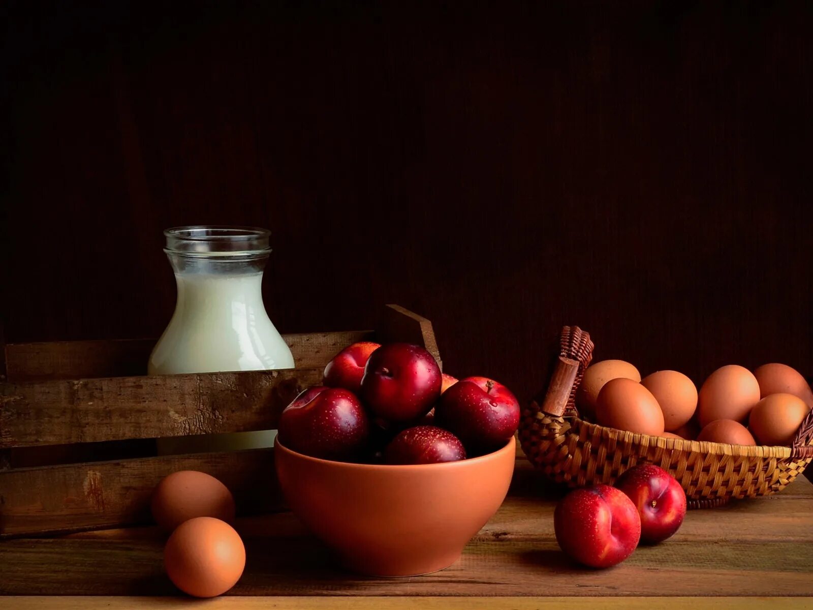 Still milk. Кисломолосныепродукты. Стакан молока и хлеб. Хлеб и молоко. Молоко в стакане.