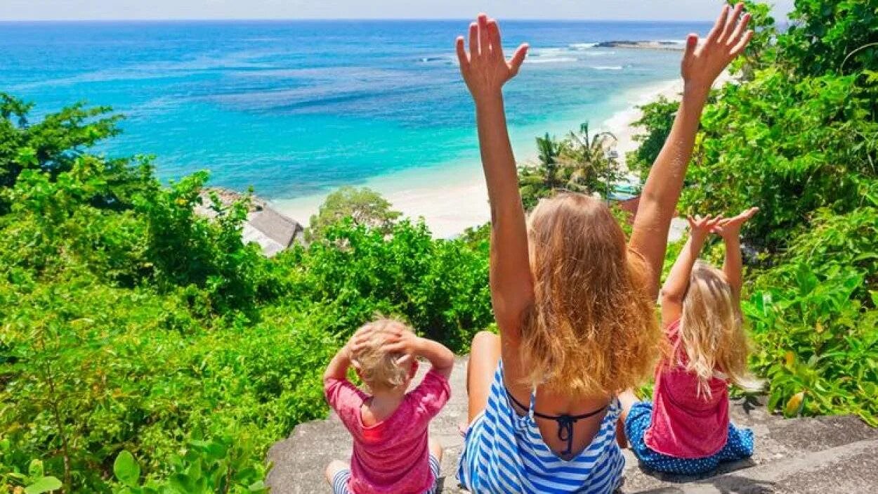 Отдых на пляже. Мама на бали. Бали с ребенком куда. Дети на бали. Дети на бали.