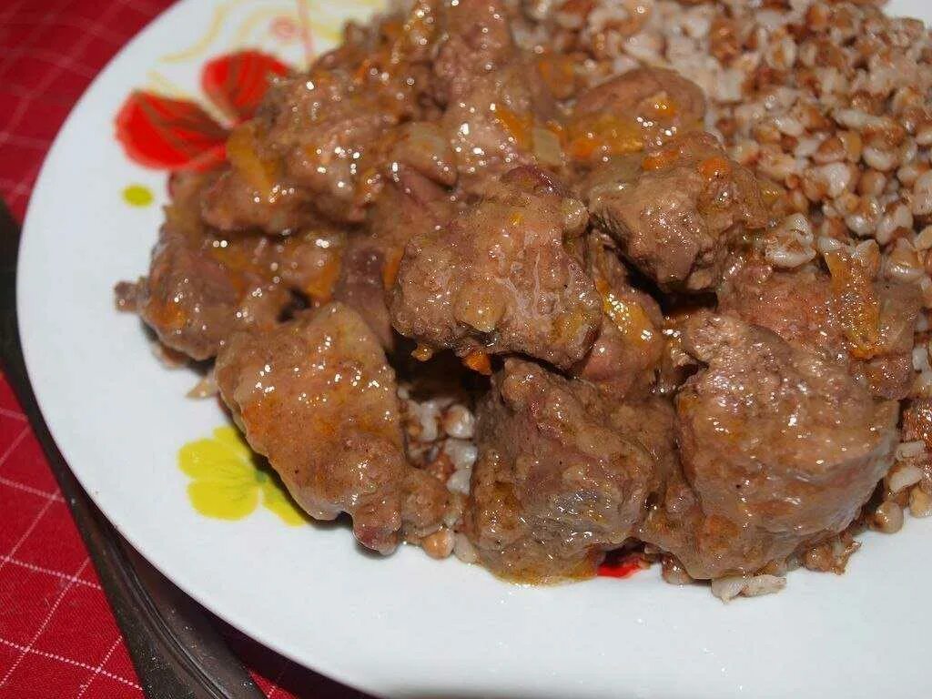 Печень говяжья как в детском саду. Гуляш из куриной печени с подливкой. гуляш из печени. гуляш из печенки. печень говяжья гуляш.