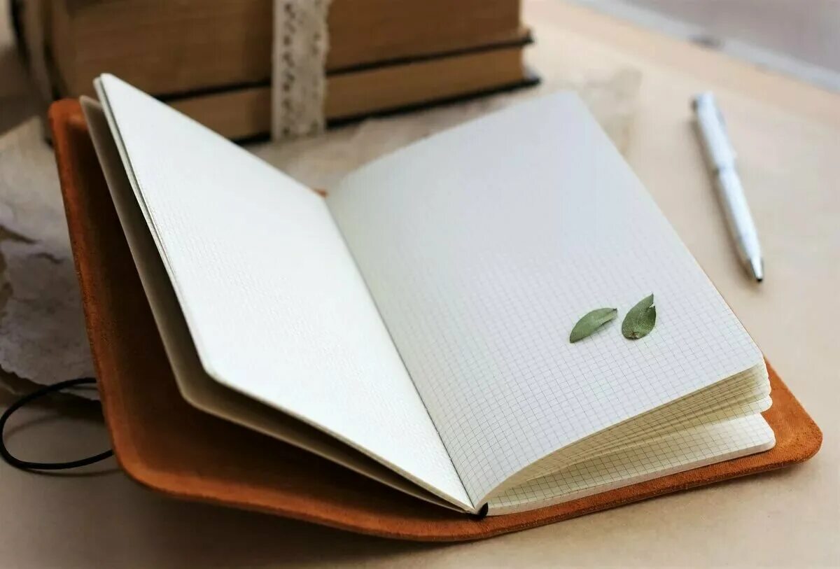 Открытая тетрадь на столе. Блокнот на столе. Записная книжка. Красивые записные книжки. Красивый блокнот с ручкой.