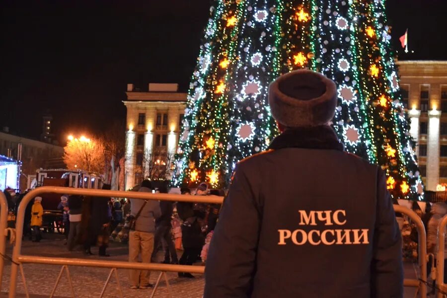 Работа в ночь на новый год. Мчс новый год. мчс и новогодняя ночь. с новым годом мчс. новогодние происшествия.