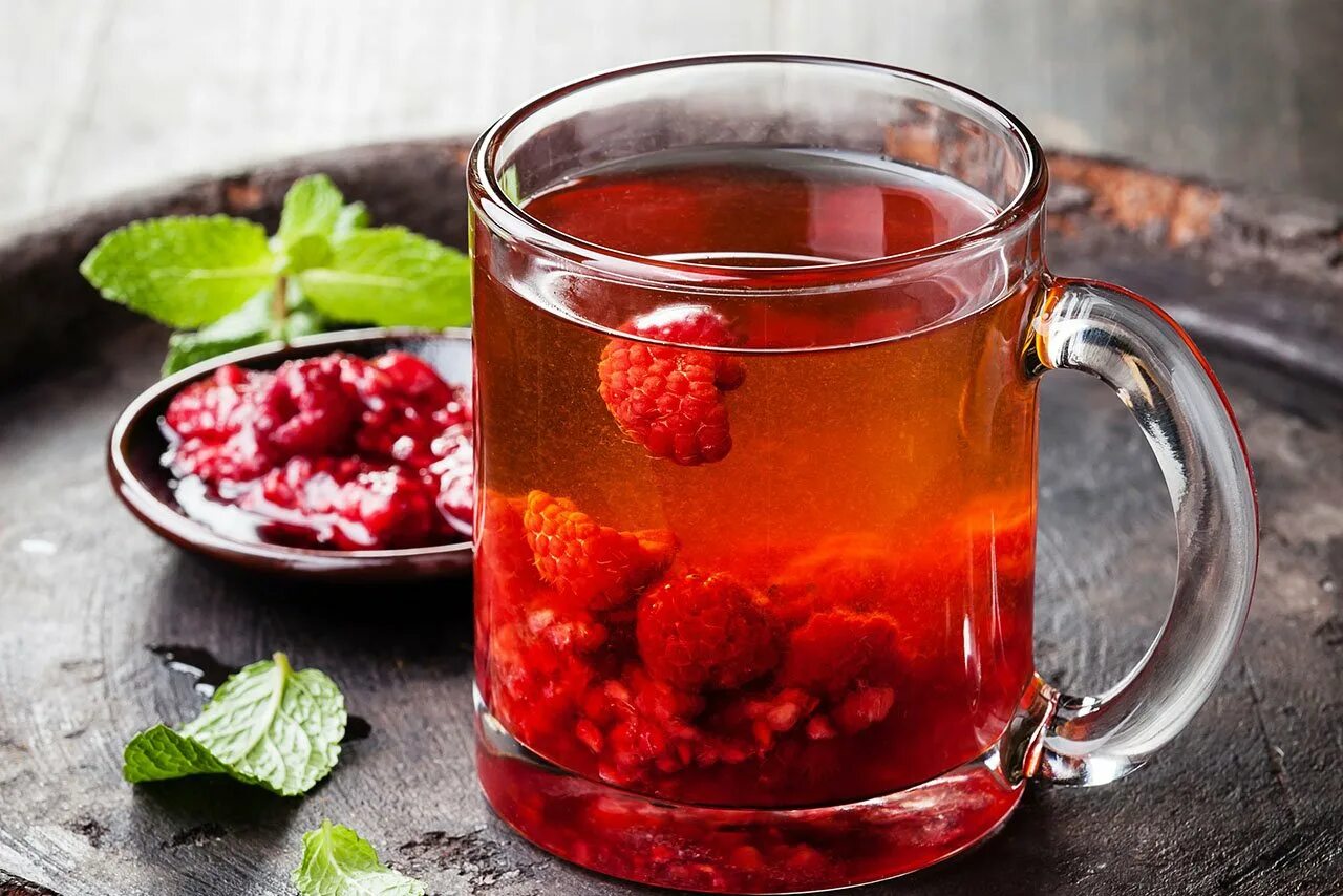 Зимний ягодный чай каркаде. Чай каркаде с малиной. Фруктовый чай каркаде. Компот каркаде. Компот из замороженных фруктов