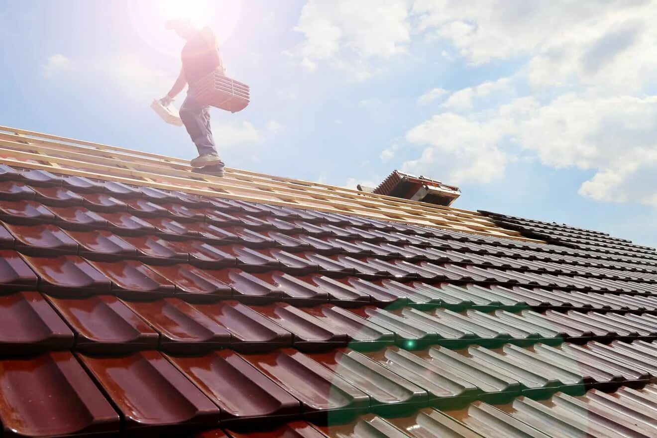 Кровельные работы. Монтаж черепицы. Roof installation. Кровельщик на крыше. Укладка кровли.