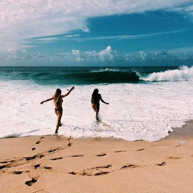 Life is beach. Лето пляж. Счастье море пляж. Пляж море люди.