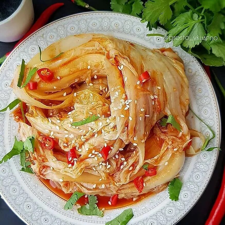 Капусту по корейски рецепт быстрый. Пекинская капуста кимчи. черри кимчи. пекинская капуста по-корейски кимчи. кимчи из капусты.