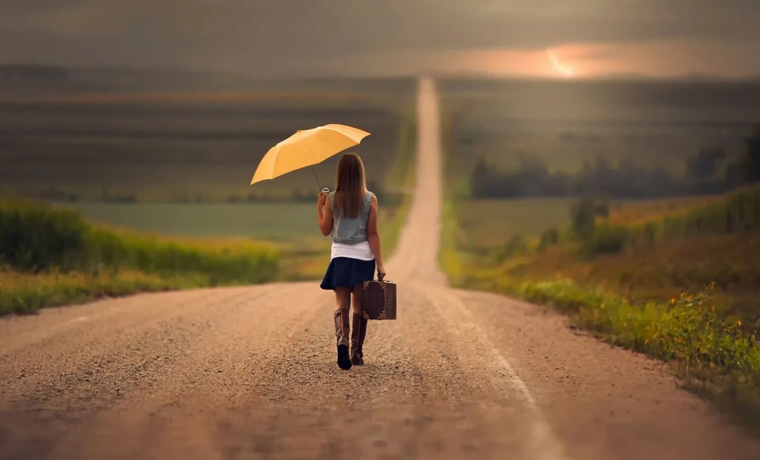 Девушка идет навстречу. Уходящая в даль. Мужчина идет по дороге. Счастливая девушка. Девушка мдкт по дороге.