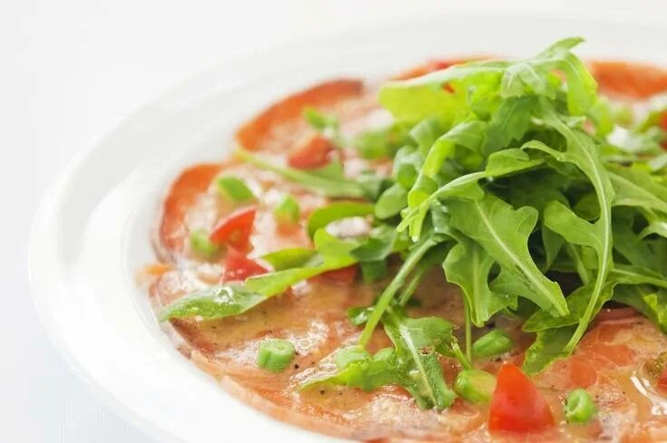 Форель блюдо. Семга со шпинатом и черри. Салат с лососем и шпинатом. Семга со шпинатом и черри. Салат с семгой и шпинатом.