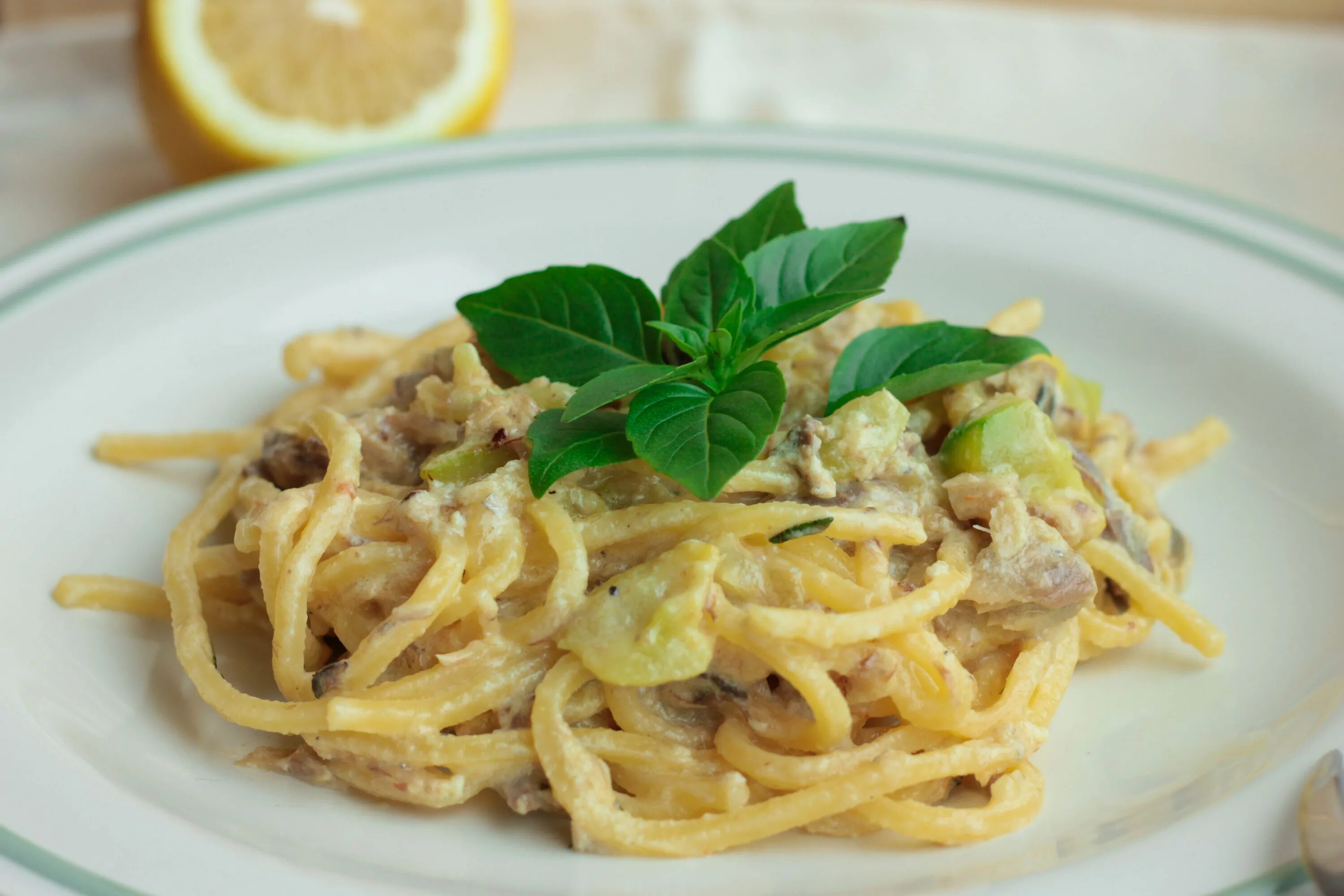 Паста с мясом и сметаной. Паста с цукини и грибами. паста с цукини в сливочном соусе. спагетти из цуккини с курицей. паста с курицей и цукини в сливочном соусе.