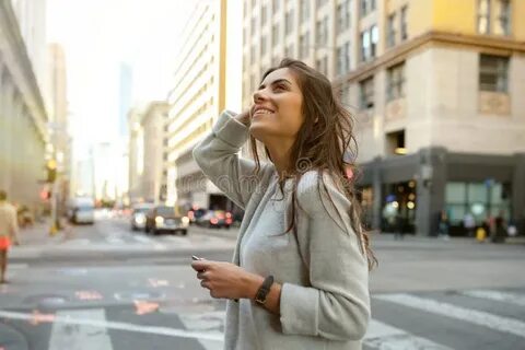 Девушки не смотрят на простых