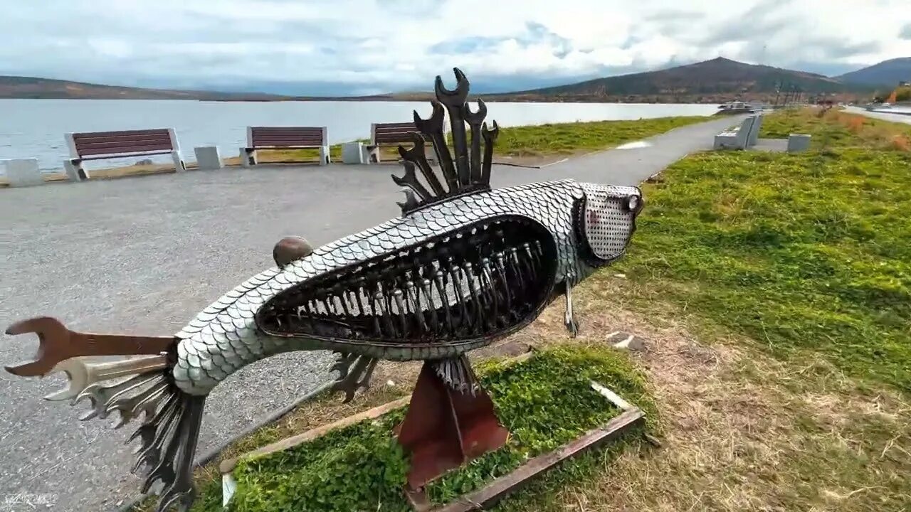 Арт-объект олень в мончегорске. Металлические скульптуры для сада. Самара золотая рыбка сквер. Арт объект. Необычные рыбки.