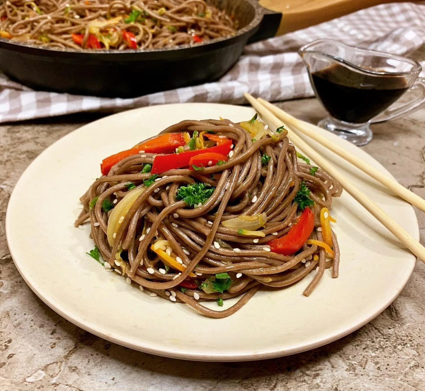 Приготовление лапши с овощами. Гречневая соба. Тори Ясай соба. Udon гречневая лапша. Soba гречневая лапша.