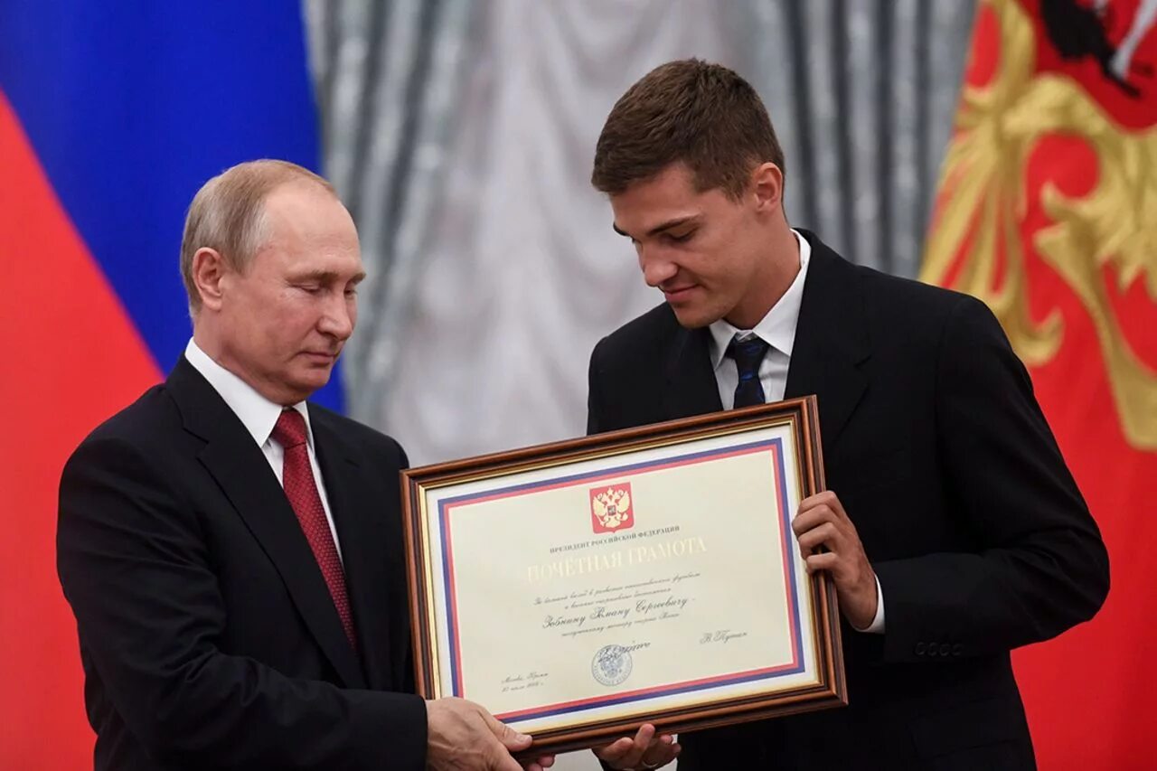 Награждение ценными подарками работников. Награждение футболистов.