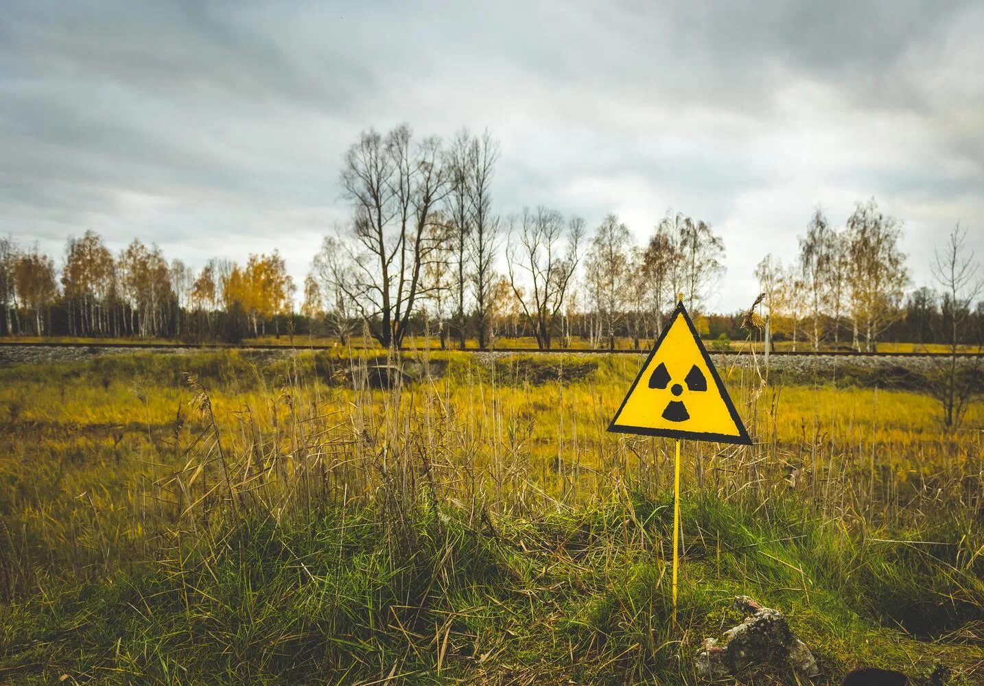 Знак радиоактивной зоны Чернобыль. Радиационная опасность Чернобыль. Знак радиации Чернобыль. Табличка радиационной опасности Чернобыль.