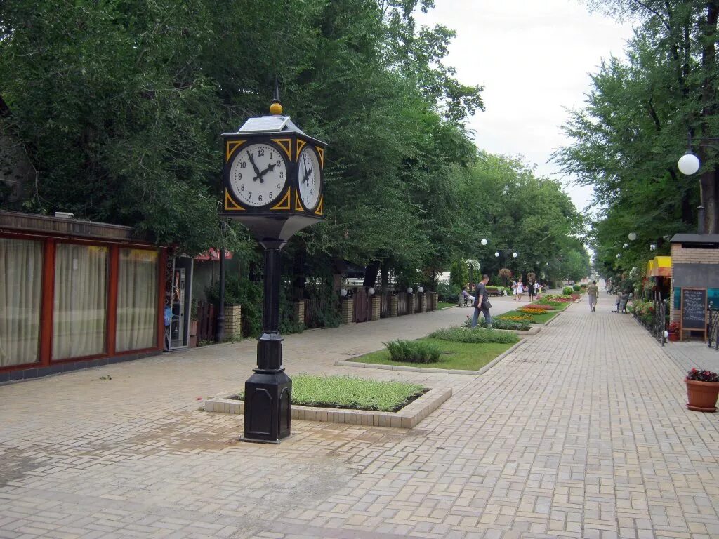 Донецк бул пушкина. Бульвар пушкина донецк. Бульвар шевченко донецк. Бульвар пушкина донецк. Памятники донецка бульвар пушкина.