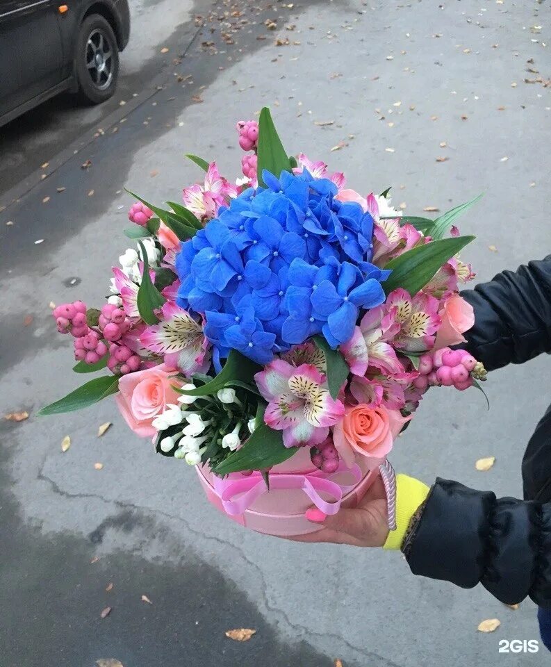 цветы белово. корзина роз в интерьере. сборные букеты. цветы белово. цветочный белово.