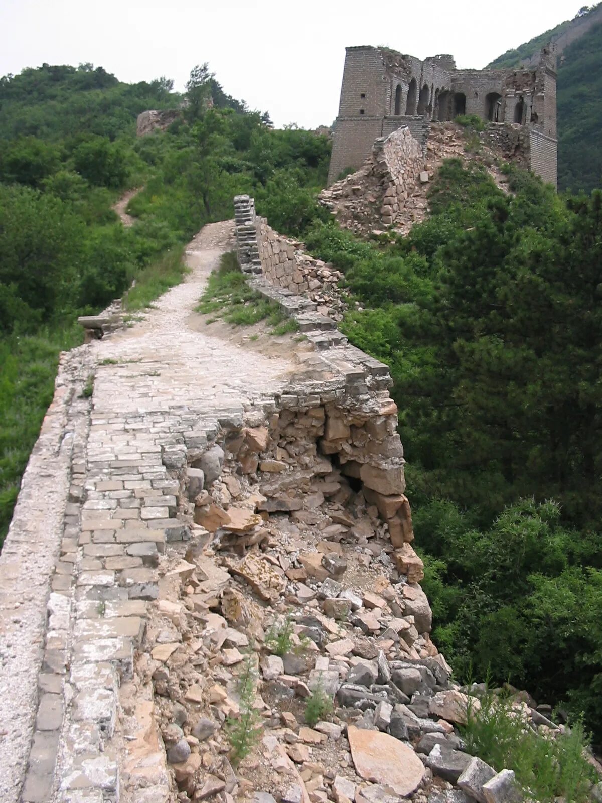 Части великой китайской стены. Великая китайская стена разрушение. Руины Великой китайской стены. Великая китайская стена разрушенные участки. Великая китайская стена разру.