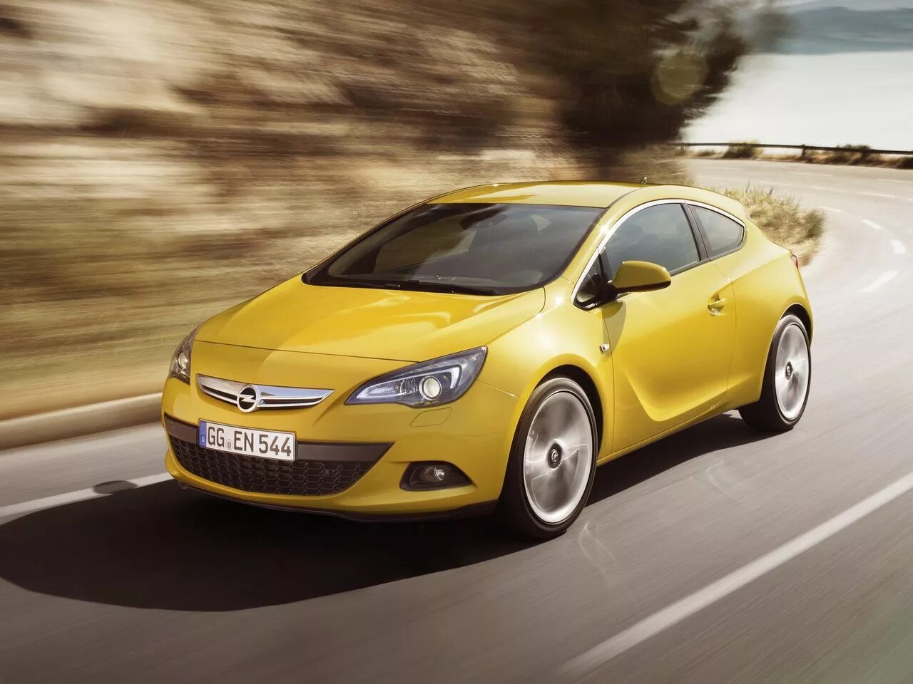 Опель астра купе 2013. Опель астра gtc хэтчбек 2011. Opel astra 2010. Опель чья машина. Opel insignia 2013.