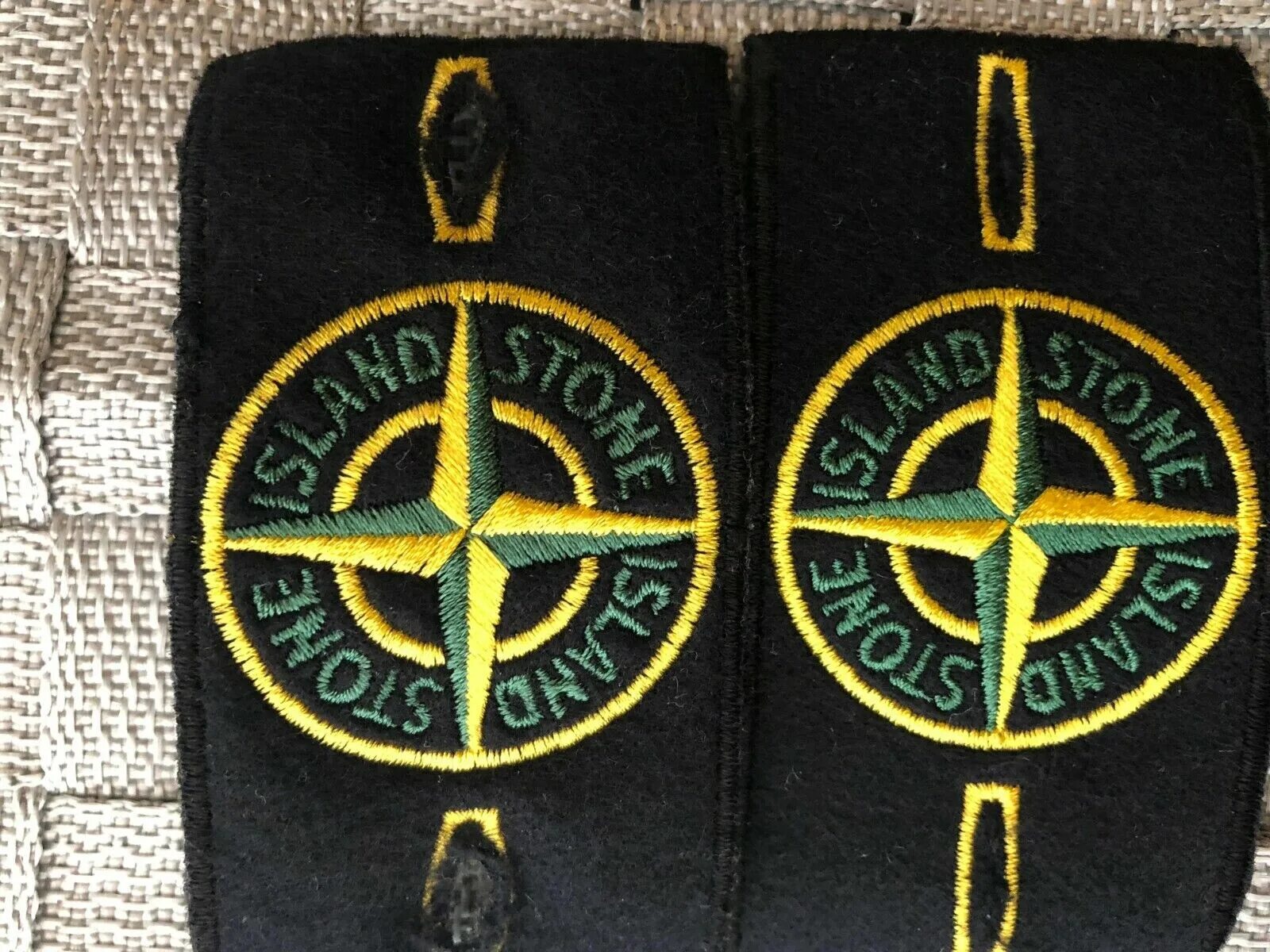Переводчик stone island. Бирки стон айленд. Stone island junior бирки. Переводчик stone island. Шматко в стон айленд.