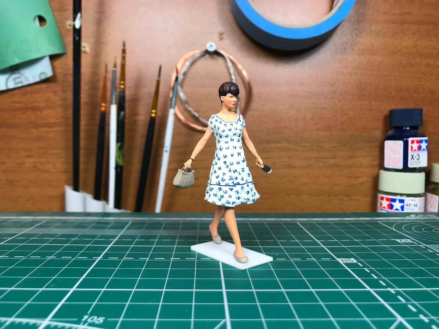 Фигурки людей 1/24. Фигурки 1/24. Фигурка девушки в машину. Фигурка 1 24. Масштабные фигурки девушек.