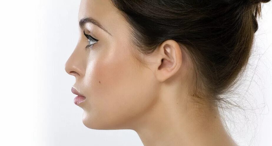 Женщина с запрокинутой головой. Лицо женщины сбоку. Подбородок вверх. Идеальный нос. Здоровая шея.