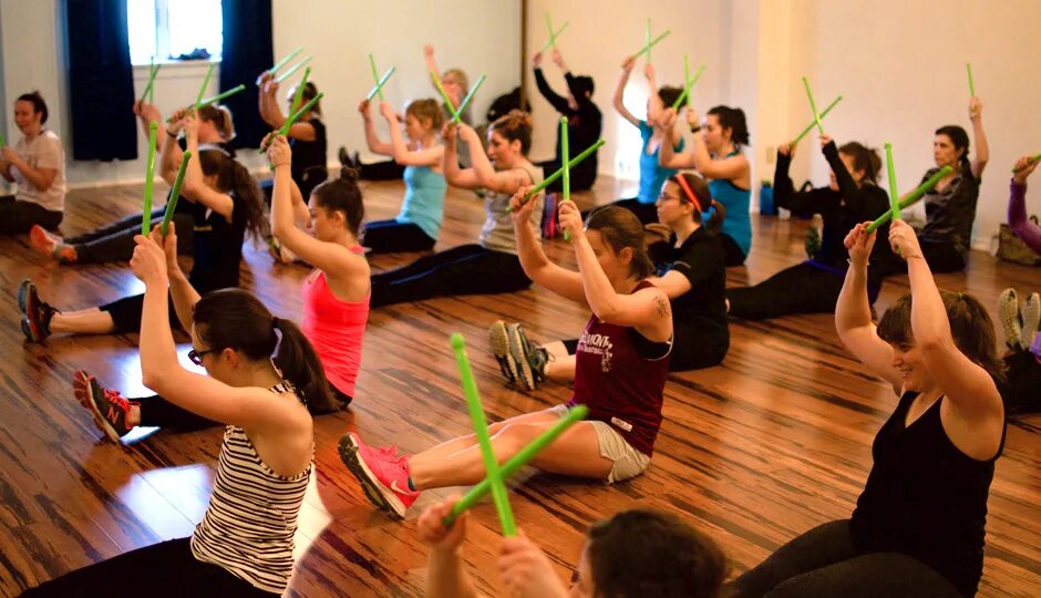 Pound fitness. Фитнес танцы. Pound fitness. Фит рок фитнес. Pound fitness.