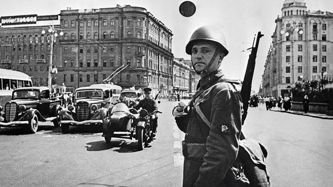 Москва военное время. Москва 1941. Улицы города Горького 1941г. Тверская улица 1941 год. Москва в годы Великой Отечественной войны 1941-1945.