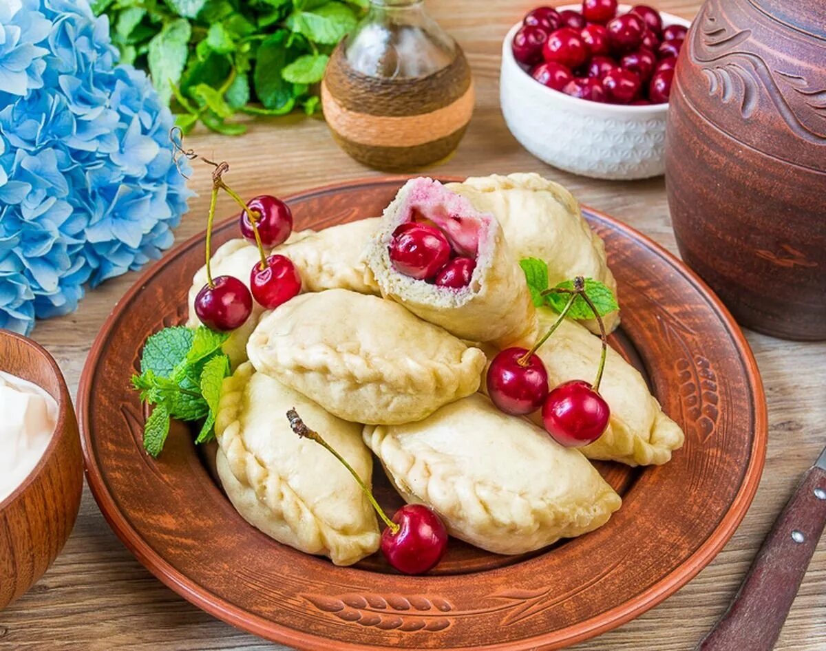 Вареники фото. Вареники с вишней. Украинские вареники. Вареники с творогом и вишней. Красивый вареник.