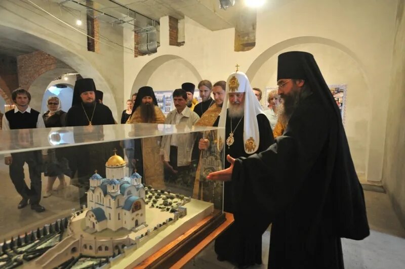 Храм покрова пресвятой богородицы в ясеневе. Храм покрова пресвятой богородицы в ясенево. Храм страстотерпцев в ясенево. Храм покрова в ясеневе. Покровский храм ясенево духовенство.