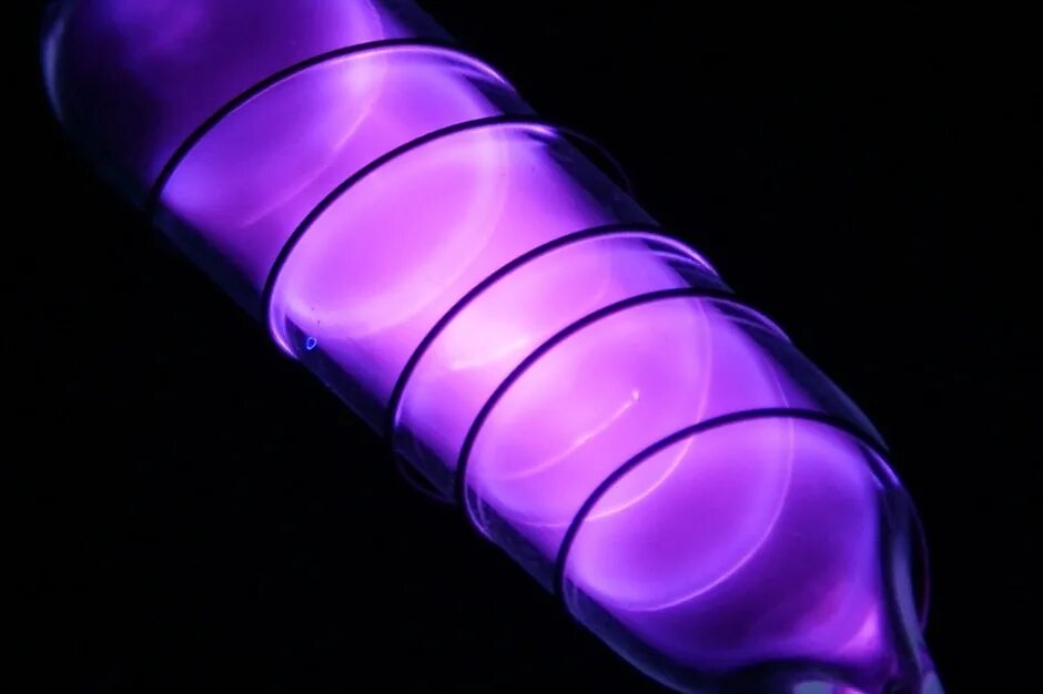 Свечение инертных газов в газоразрядной трубке. Неон химический элемент. Неон какой газ. Неон какой газ. Неон для презентации.