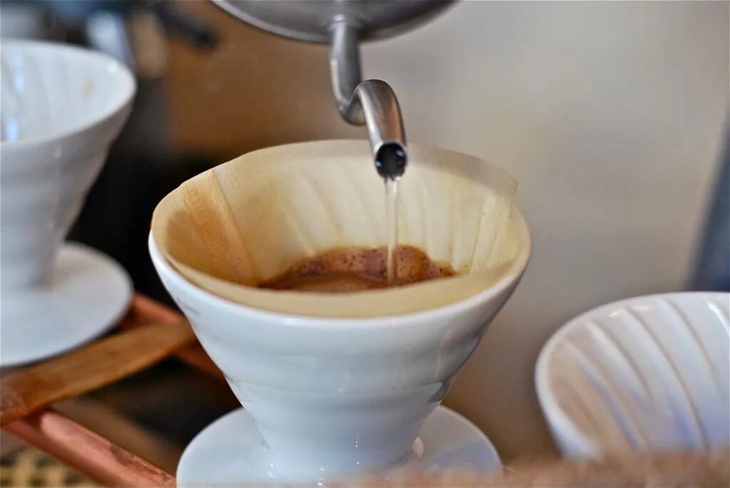 Заваривание кофе в воронке. Пуровер hario coffee dripper v60 01. Харио в60. Харио v60. Pour over hario v60.