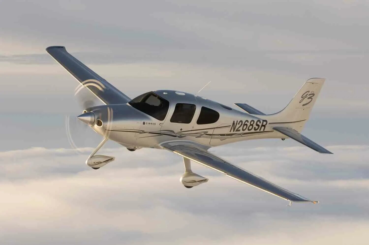 Легкая авиация. Двухмоторный самолет Cirrus. Самолет Cirrus высокоплан. Cirrus sr22 в небе. Cirrus однодвигательный.