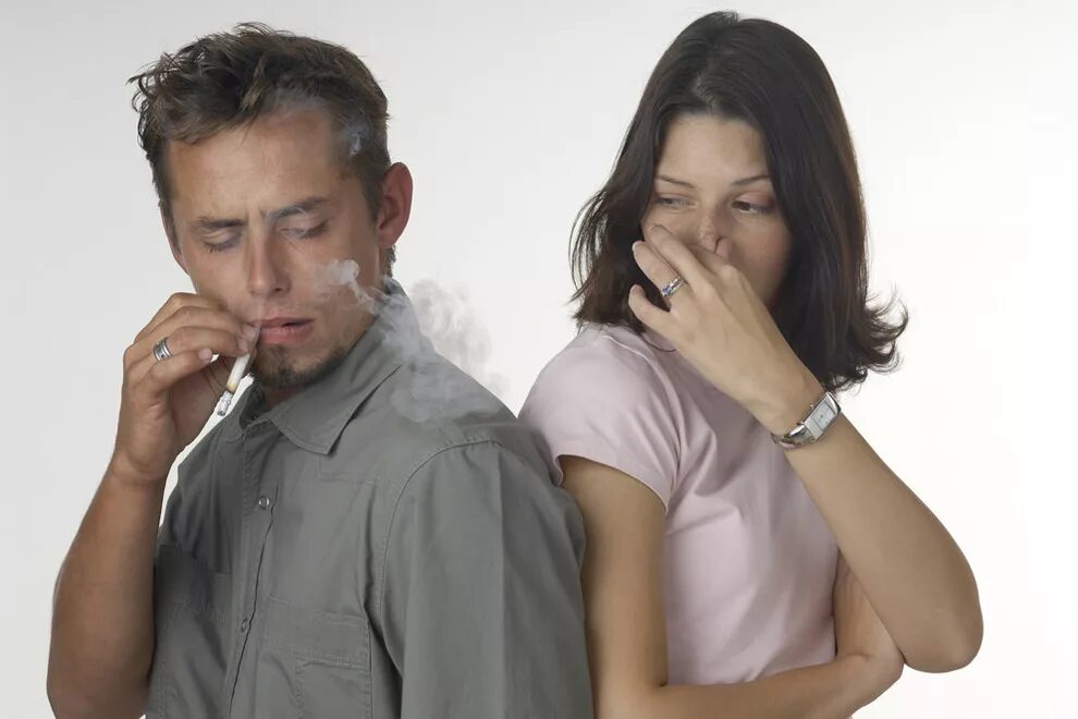 Мужчины больше страдают. Пассивное курение. Курение рядом с людьми. Неприятный человек. Люди рядом с курильщиком.