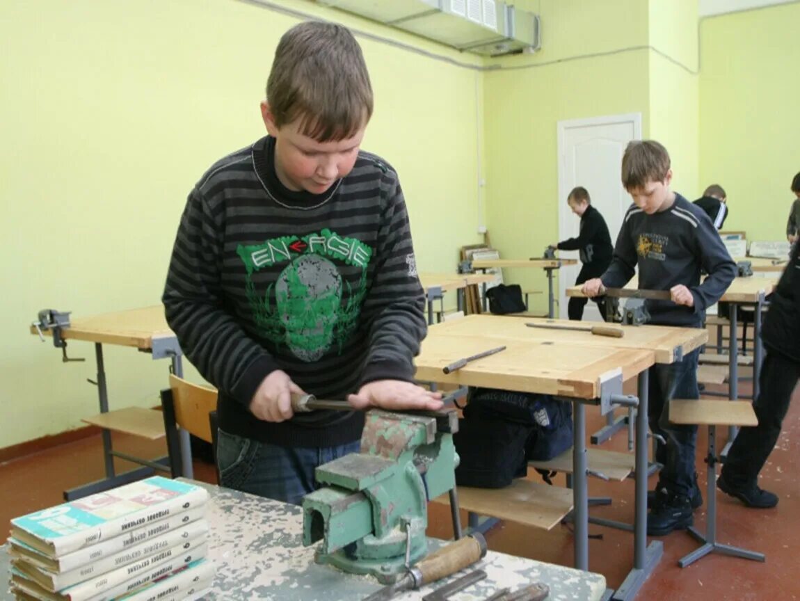 Школьный предмет технологии. Школьник на уроке труда. Технология в школе. Уроки труда в школе для мальчиков. Урок технологии в школе.