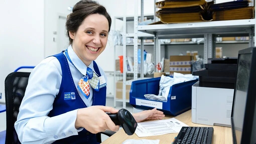 Работницы почты фото. Почтальонам поднимут зарплату. Делает вид что работает. Фотография отправления денег. Челябинск почтальон.