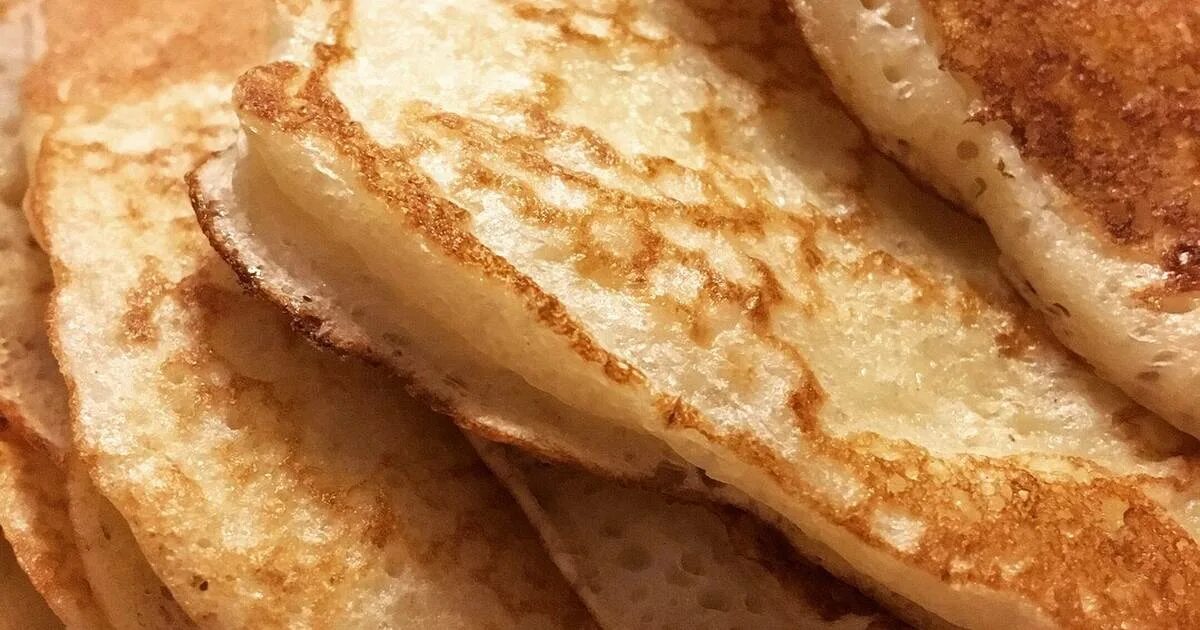 Пышные дрожжевые блины. Блины дрожжевые на молоке. Толстые блины на дрожжах. Блины дрожжевые толстые. Блинчики на дрожжах и молоке.