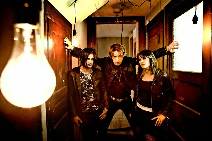 Sick down. Группа sick Puppies. Солист группы sick Puppies. Sick Puppies tri-Polar. Sick Puppies 2022.