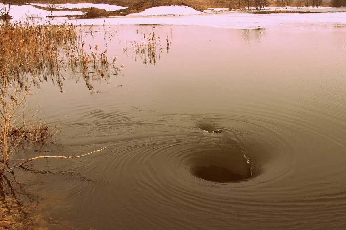 Водовороты в озерах. Омут. Омут на реке. Водоворот в реке. Глубокий омут.