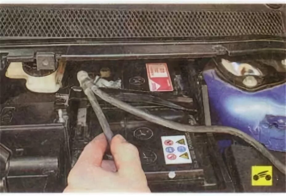 скоба крепления аккумулятора форд фокус 2. 8 2008. снять аккумулятор форд фокус 2 рестайлинг. Focus 2 2. снятие акб форд фокус 2.