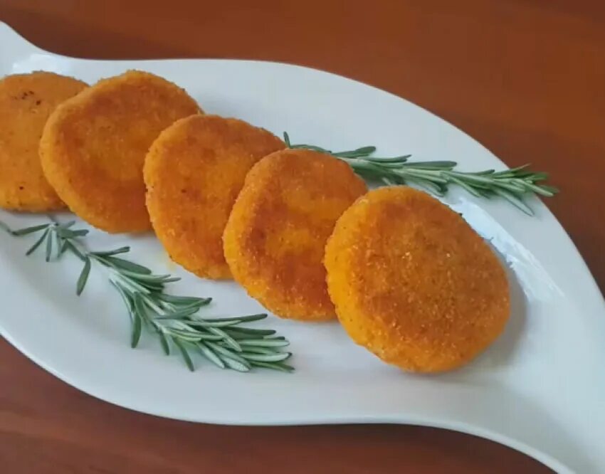 Биточки из моркови. Морковные биточки с манкой. Морковные котлеты рецепт пошагово. Котлеты с манкой. Морковные котлеты с булгуром.