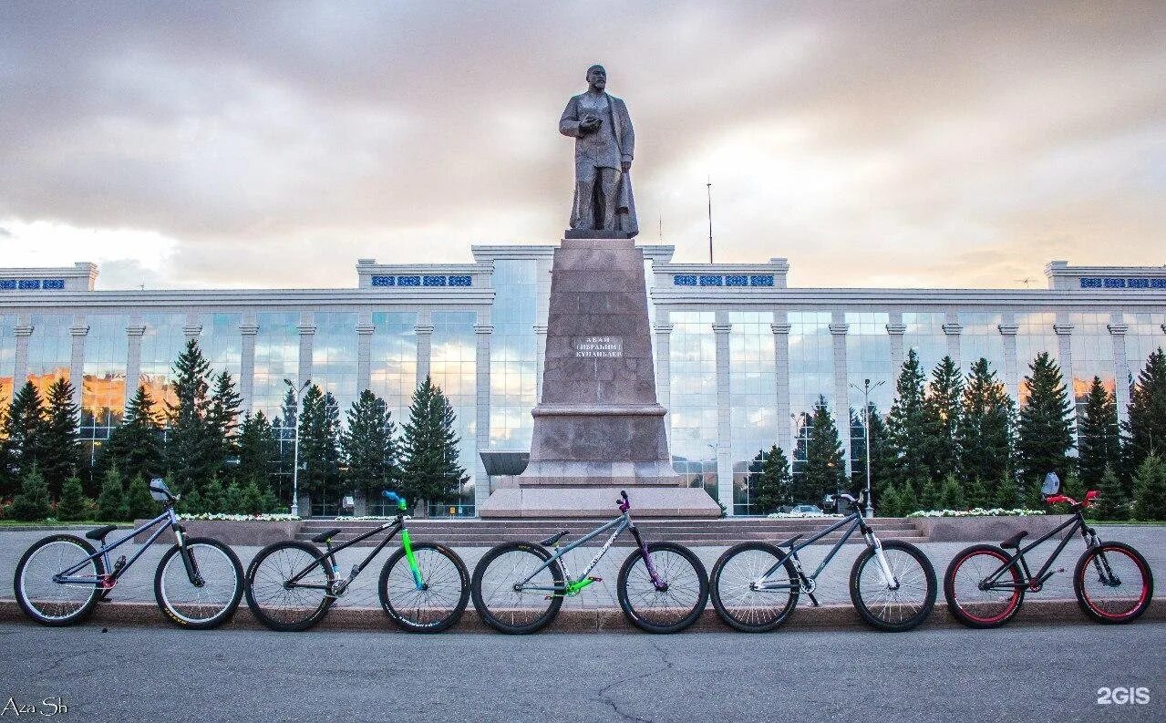 Отделы города усть каменогорска. Памятник Абаю Усть-Каменогорск. Усть-Каменогорск площадь Ленина. Усть-Каменогорск площадь Республики. Достопримечательности города Усть Каменогорск площадь Республики.