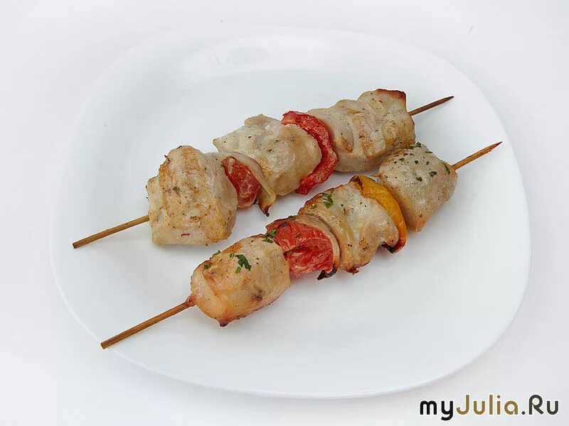 Мини шашлычки. Куриные шашлычки детское меню. Шашлы ккурины на шпажках. Куриные шашлычки детям. Куриные шашлычки детям.