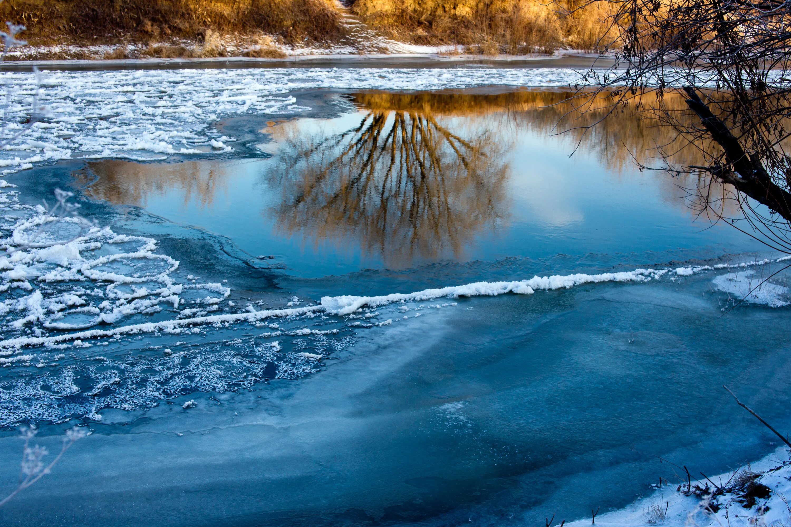 Замерзает вода в реках. Лед на реке. Вода зимой. Река покрытая льдом.