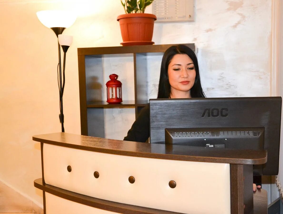 Администратор общежития. Администратор хостела. Администратор в хостел. Алена енова владелица хостела тайга. Администратор в хостел.